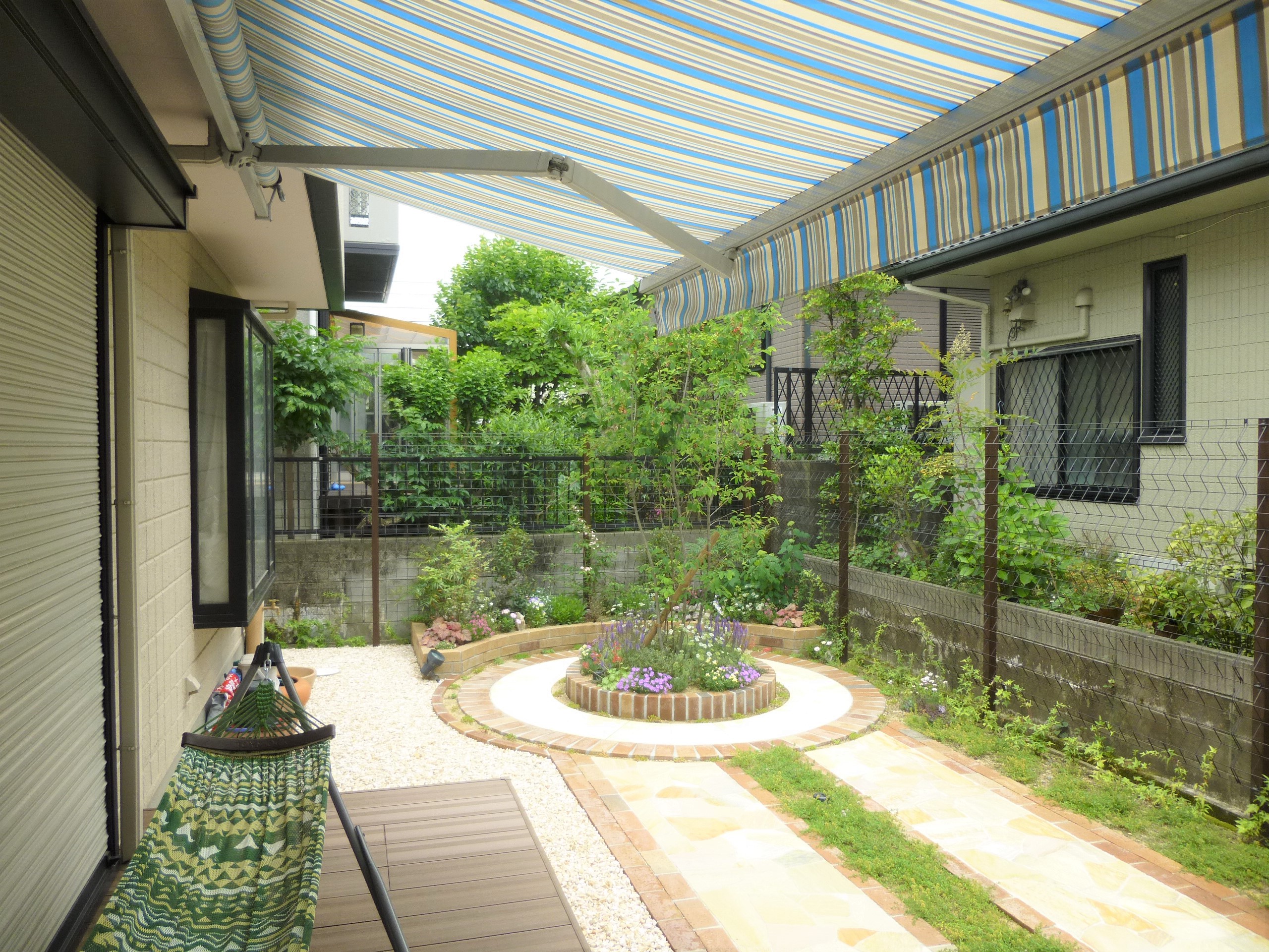 お庭に出るのが楽しみになる、駐車スペースも兼ねたお庭