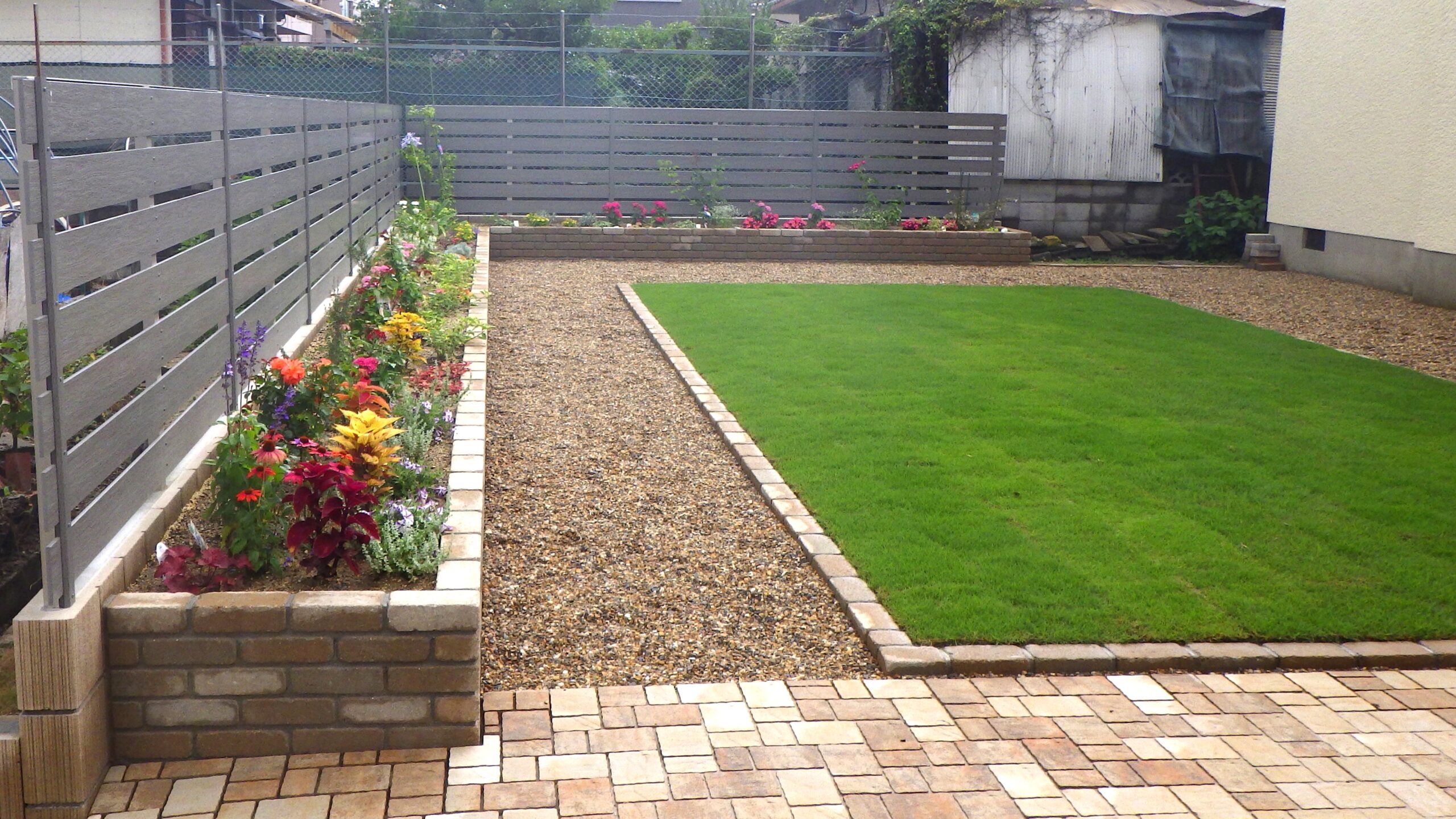 バラの咲く芝生のお庭（枚方市 S様邸） – エクステリア・外構工事の