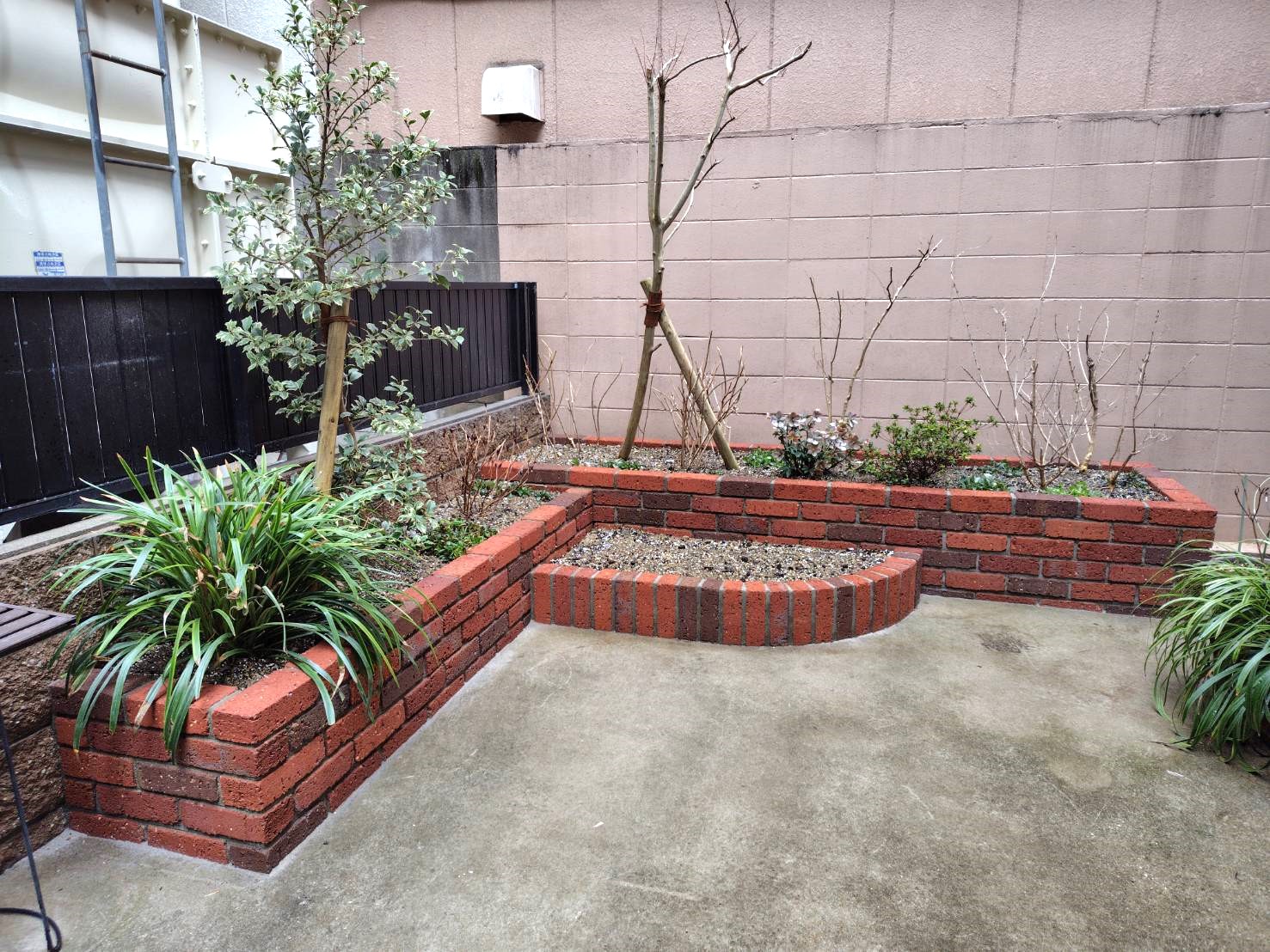 植物が元気に育つ花壇へリニューアル！【大阪市 K様邸